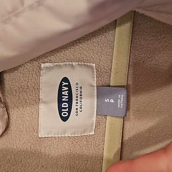 Old navy fleece lined oatmeal colored puffer vest snapping pockets - Picture 2 of 3